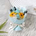 Mini Kunstblumenstrauß mit blauen Rosen und Sonnenblumen als Geschenk Dekoration Detail. - Blaue Rosen, Sonnenblumen & Konservierte Blumen