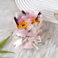 Rosa Seifenrosen Sonnenblumen Blumenstrauss Detailansicht als perfektes Geschenk zum Valentinstag. - Rosa Rose, Sonnenblume & Ewige Blumen
