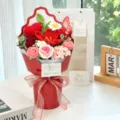Bouquet de fleurs au crochet fait main dans une boîte rouge pour la Saint-Valentin - Comprend Tulipe+Cœur+Rose+Sac Cadeau / Style papillon rouge