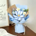 Primo piano di un bouquet di fiori fatto a mano all'uncinetto in carta blu su un tavolo di legno - Blu
