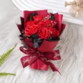 Roter künstlicher Rosen Blumenstrauß mit Schleife für Valentinstag Party Deko Detailansicht - 7 rote Rosen und konservierte schwarze Hortensien
