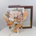 Elegante ramo de rosas de jabón en caja de regalo con cinta LOVE para regalo de San Valentín - Ramo de 18 Rosas LOVE / Capuchino (Caja de Regalo + Bolsa)