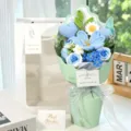 Bouquet de fleurs en laine crocheté à la main avec cœurs bleus et sac cadeau pour la Saint-Valentin - Comprend Tulipe+Cœur+Rose+Sac Cadeau / Style Papillon Bleu