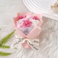 Rosa Seifenrosen Blumenstrauß mit Schleierkraut für Valentinstag Hochzeit Geschenk - 3 rosa-weiße Blumen & rosa Schleierkraut
