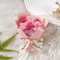 Rosa künstlicher Blumenstrauß verpackt mit getrocknetem Schleierkraut als Geschenk. - 3 rosa Nelken & rosa Schleierkraut