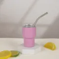 Vista detallada de un mini vaso térmico rosa de acero inoxidable con pajita. - 3oz / Violeta Claro
