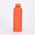 Orangefarbene matte isolierte vakuum edelstahl wasserflasche für sport und outdoor - 500ml / Orange