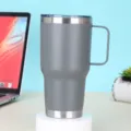 Bicchiere Termico in Acciaio Inossidabile da 20oz Grigio Verniciato a Polvere con Manico - 20oz / Grigio