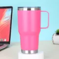 Bicchiere da viaggio termico in acciaio inossidabile rosa da 20oz con manico tazza - 20oz / Rosa brillante