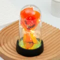 Vue détaillée veilleuse fleur de rose artificielle avec dôme en verre et guirlande LED cadeau - Orange