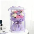 Gros plan d'un bouquet de fleurs de savon dans une boîte cadeau cylindrique - Violet