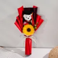 Detaillierte Nahaufnahme des Abschluss-Sonnenblumen- und Kuschelbären-Blumenstraußes. - Rot