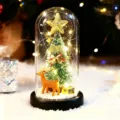 Gros plan d'un dôme en verre de Noël avec lumières LED, sapin et renne. - Dôme en Verre + Version Standard / Sapin de Noël et Renne
