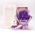 Vista detallada del juego de regalo de ramo de rosas de jabón morado con osito tierno. - Ramo de 7 rosas en caja de cartón rosa - Morado oscuro