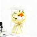 Gros plan d'un bouquet de fleurs de savon avec des roses et des œillets dans une boîte ronde - Blanc