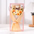 Detailansicht eines handgestrickten Blumenstraußes mit Teddybär in einer rosa Geschenkbox - Gelber Puffblume Bär