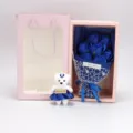 Blauwe zeeprozen boeket geschenkdoos met schattige beren voor Valentijnsdag en feestdagen. - Blauwe rozenboeketten in roze geschenkdoos