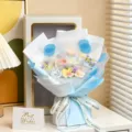 Vista detallada del elegante ramo de flores de cerámica con caja de regalo y cinta. - Caja con Ventana 11 Flores de Cerámica ~ Azul