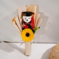Detailaufnahme des Abschluss Blumenstraußes mit Plüschbär und Sonnenblume in Geschenkpapier. - Champagner