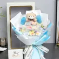 Vista detallada del ramo de flores de cerámica con bonito osito de peluche para regalo. - Ramo Y Caja De Regalo / Caja con Ventana 11 Flores de Cerámica + Oso ~ Azul