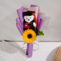 Nahaufnahme des Abschluss Sonnenblumen Plueschbaer Blumenstrauss mit lila Verpackung. - Lila