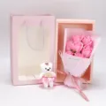 Set de regalo de San Valentín con 7 rosas de jabón, osito de peluche y caja rosa. - Ramo de 7 rosas en caja de cartón rosa - Rosa