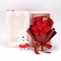 Set de regalo de San Valentín con 7 rosas de jabón, bolsa rosa y tierno osito. - Caja de cartón rosa con ramo de 7 rosas rojas