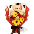 Abschlussgeschenk Blumenstrauß mit niedlichem Teddybär, Sonnenblumen und Seifenrosen für Studenten. - Rot Doktor Bär