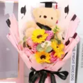 Abschluss Blumenstrauss Cartoon Doktor Baer Plueschpuppe Sonnenblume Seifenblume Box. - Rosa Fenster Geschenkbox - Großer Doktor Bär / Rosa