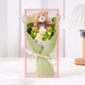 Handgefertigter Häkelblumenstrauß mit Teddybär in einer rosa transparenten Geschenkbox - Grüner Puffblume Bär