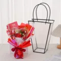 Herzförmiger Seifenrosenstrauß mit Teddybär und LED-Lichtern zum Valentinstag - Herz Acryl + Bär + Trapezförmige Tasche / Rot