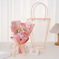 Romantischer Seifenrosenstrauß mit Teddybär in Acrylkugel und klarer Geschenktüte - Runde Kugel Acryl + Bär + Trapezförmige Tasche / Rosa