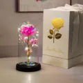 Vue détaillée d'une rose galaxie irisée sous dôme de verre avec coffret cadeau - Coffret Blanc (Avec Rose à LED 3 Feuilles) / Motif Floral Rose