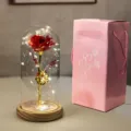Dettaglio rosa in lamina d'oro in cupola di vetro con luci LED e scatola - Confezione Regalo Rosa Base in Legno / Fiore Rosso