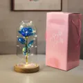 Dettaglio di rosa blu in foglia d'oro sotto campana di vetro con luci LED - Confezione Regalo Rosa Base in Legno / Floreale Blu