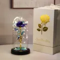 Gros plan d'une rose galaxie sous dôme en verre avec LED et boîte cadeau blanche - Coffret Blanc (Avec Rose à LED 3 Feuilles) / Motif Floral Violet