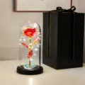 Rose éternelle colorée sous dôme en verre avec LED et boîte cadeau noire élégante - Coffret Noir (Avec Rose à LED 3 Feuilles) / Fleur Rouge