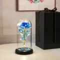 Rose bleue irisée sous cloche en verre avec lumières LED et boîte cadeau noire pour cadeau - Coffret Noir (Avec Rose à LED 3 Feuilles) / Floral Bleu