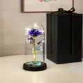 Détail d'une rose galaxie irisée sous dôme de verre avec lumières LED et coffret cadeau premium - Coffret Noir (Avec Rose à LED 3 Feuilles) / Motif Floral Violet