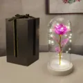 Vista dettagliata della rosa LED viola in cupola di vetro con luci e scatola regalo - Rosa Colorata con Base Bianca (Scatola Regalo Nera) / Viola