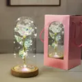 Dettaglio della rosa galassia in cupola di vetro con LED e confezione regalo rosa - Windowed Pink Box Wood Base / Oro Arcobaleno