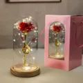 Dettaglio macro della rosa rossa artificiale in cupola di vetro con luci LED e confezione - Windowed Pink Box Wood Base / Fiore Rosso