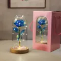 Dettaglio della rosa galassia blu in cupola di vetro con luci LED e scatola regalo rosa - Windowed Pink Box Wood Base / Floreale Blu