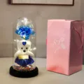 Cúpula de vidrio de rosa eterna con luces LED y caja de regalo para el día de San Valentín - Caja de cartón corrugado rosa, oso y flores azules