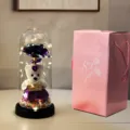 Eeuwige roos beer glazen stolp met LED sprookjeslichtjes, romantisch Valentijn cadeau. - Roze golfkartonnen doos, beer & paarse bloemen
