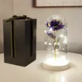 Rosa eterna in cupola di vetro con luci LED e scatola regalo per San Valentino - Rosa in Foglia d'Oro con Base Bianca (Scatola Regalo Nera) / Viola