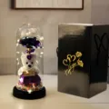Eeuwige roos teddybeer in glazen stolp met LED verlichting en mooie geschenkdoos cadeau - Zwarte golfkartonnen doos, beer & paarse bloemen