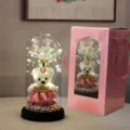 Glazen koepel met geconserveerde roos teddybeer en LED-verlichting, romantisch Valentijnscadeau. - Roze golfkartonnen vensterdoos, beer & gekleurde gouden bloemen