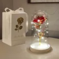 Dettaglio rosa rossa in foglia d'oro sotto cupola di vetro con LED e confezione regalo. - Rosa in Foglia d'Oro con Base Bianca (Scatola Regalo) / Rosso