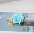 Nahaufnahme eines hellblauen dreischichtigen Seifenrosenkopfs mit Basis für DIY-Sträuße. - Dreischichtiger Kopf / Hellblau
